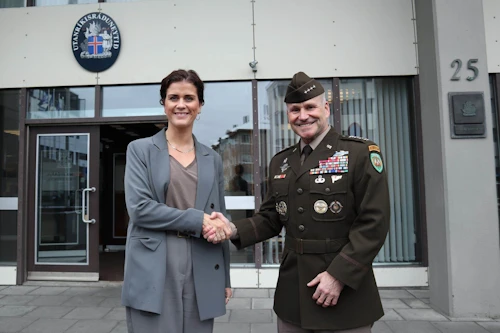 Þórdís Kolbrún Reykfjörð Gylfadótur utanríkisráðherra og Christopher G. Cavoli yfirmaður herafla Atlantshafsbandalagsins