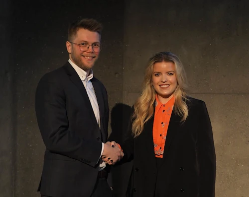 Áslaug Arna Sigurbjörnsdóttir, háskóla-, iðnaðar- og nýsköpunarráðherra, ásamt Sveinbirni Inga Grímssyni, fulltrúa Ríkiskaupa.