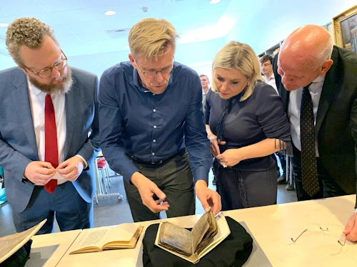 Rúnar Leifsson sérfræðingur í mennta- og menningarmálaráðuneyti, Gottskálk Jensson lektor í handritafræðum, Lilja Alfreðsdóttir mennta- og menningarmálaráðherra og Páll Magnússon þingmaður og formaður allsherjar- og menntamálanefndar, skoða handrit frá 12. öld í Árnasafni í Kaupmannahöfn.