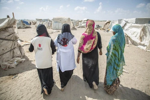 Heilbrigðisstarfsmenn á vegum Barnaheilla - Save the Children að störfum í flóttamannabúðum í Jemen. Ljósmynd: Save the Children