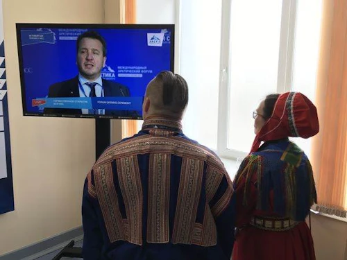 Hlýtt á ávarp Guðlaugs Þórs