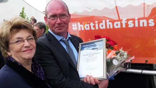 Frá afhendingu viðurkenningarinnar Sigrún Magnúsdóttir, umhverfis- og auðlindaráðherra afhenti Þorvaldi Gunnlaugssyni sjómanni, heiðursviðurkenninguna í gær.