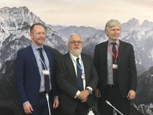 Guðmundur Ingi Guðbrandsson, umhverfis- og auðlindaráðherra ásamt Miguel Arias Cañete, framkvæmdastjóra loftslagsmála hjá ESB og Ola Elvestuen, umhverfisráðherra Noregs en þeir áttu fund í Katowice í dag. 