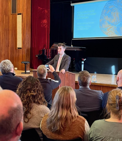 Jóhann Páll Jóhannsson, umhverfis-, orku- og loftslagsráðherra, flytur ávarp við opnun nýrra höfuðstöðva Náttúruverndarstofnunar.