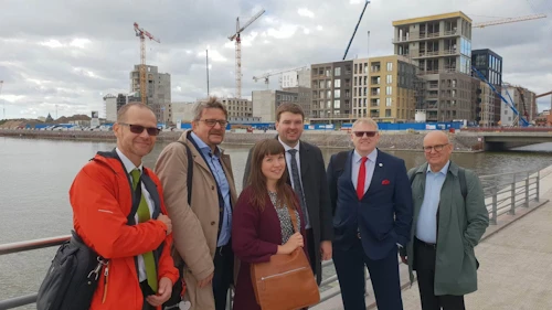 Hannu Ahola Housing, sérfræðingur hjá ARA, Jarmo Linden forstjóri ARA, Mirka Saarholma, yfirmaður þjónustusviðs hjá félagslega leigufélaginu Heka í Helsinki, Ásmundur Einar Daðason, félags- og jafnréttismálaráðherra  Árni Þór Sigurðsson, sendiherraog Ingi Valur Jóhannsson sérfræðingur í velferðarráðuneytinu. 
