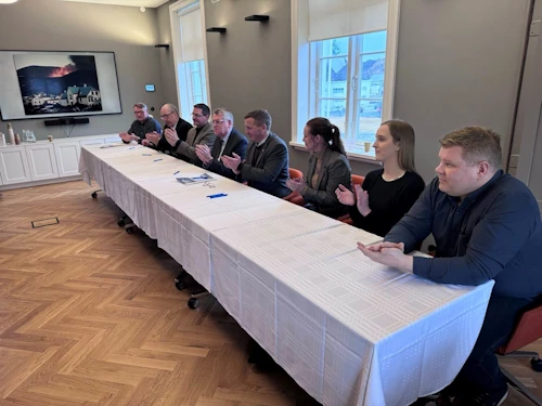 Umhverfis-, orku- og loftslagsráðherra, ásamt fulltrúum Landsnets, Vestmannaeyjabæjar, HS Veitna og aðila úr atvinnulífinu í Vestmannaeyjum undirritaði í dag viljayfirlýsingu um aukið afhendingaröryggi og leiðir í átt að fullum orkuskiptum.