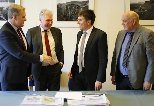 Skrifað undir samning um Dýrafjarðargöng. Frá vinstri: Jón Gunnarsson, Hreinn Haraldsson, Vaclav Soukup og Dofri Eysteinsson.