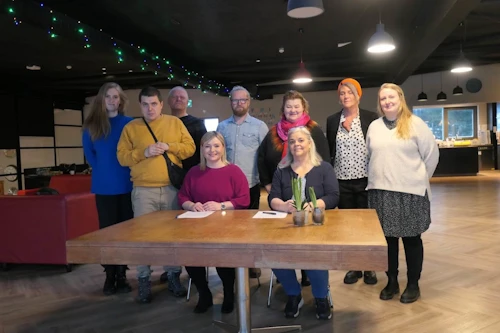Lilja Alfreðsdóttir, menningar- og viðskiptaráðherra, og Margrét Pétursdóttir, formaður stjórnar Listar án landamæra, undirrituðu samninginn í Hinu húsinu að forsvarsmönnum hátíðarinnar viðstöddum.