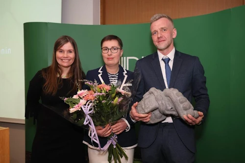 Katrín Jakobsdóttir ásamt verðlaunahöfum landbúnaðarverðlaunanna 2024, Aðalbjörgu Ásgeirsdóttir og Eyvindi Ágústssyni frá Stóru-Mörk undir Eyjafjöllum. 