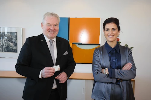 Sigurður Ingi og Þórdís Kolbrún við lyklaskiptin í ráðuneytinu. 
