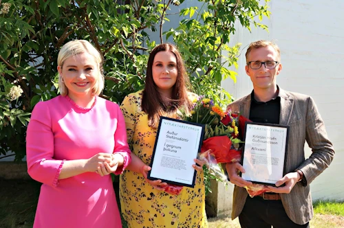 Lilja Alfreðsdóttir mennta- og menningarmálaráðherra ásamt Auði Stefánsdóttur og Kristjáni Hrafni Guðmundssyni sem hlutu nýræktarstyrki Miðstöðvar íslenskra bókmennta árið 2019. 