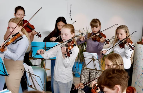  Úthlutunin fór fram í Höfuðstöðinni þar sem Hljómsveit 2 í Tónskóla Sigursveins spilaði fyrir gesti í sumarblíðunni.