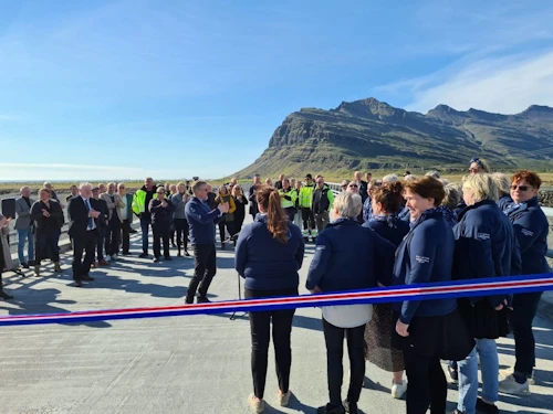 Gestir á opnunarathöfn Vegagerðarinnar á nýju brúnni yfir Steinavötn.