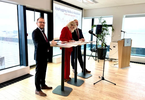 Samningar undirritaðir á blaðamannafundinum í dag.