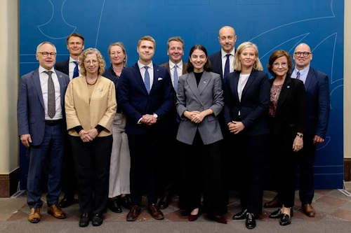 Umhverfis- og loftslagsráðherrarnir og aðrir fulltrúar Norðurlandanna á fundinum í Stokkhólmi, ásamt Inger Andersen framkvæmdastjóra UNEP og Karen Ellemann framkvæmdastjóra Norrænu ráðherranefndarinnar. 