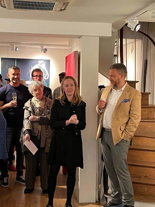 Una Jóhannsdóttir, chef de mission adjointe de l'ambassade d'Islande a donné un discours à l'occasion du vernissage de l'exposition de Reinar Foreman à Paris
