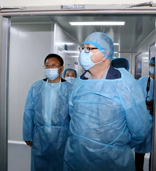 Sendiherrann í heimsókn í fyrirtæki sem framleiðir hlífðarföt og -búnað.  