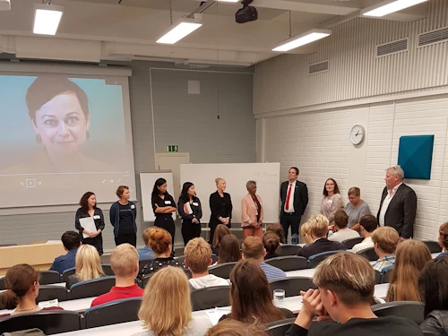 Sigurður Ingi spjallar við ungmenni á ReGeneration 2030.