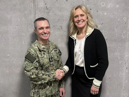 Þorgerður Katrín Gunnarsdóttir utanríkisráðherra með Douglas G. Perry flotaforingja og yfirmanni herstjórnarmiðstöðvar Atlantshafsbandalagsins í Norfolk í Virginíu-ríki.