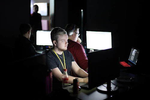 Keppendur í Níunni - netöryggiskeppni íslenskra ungmenna árið 2020.