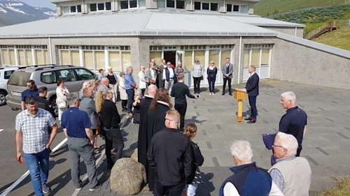 Vígsluathöfnin fór fram við Bleiksá í nágrenni Eskifjarðarkirkju