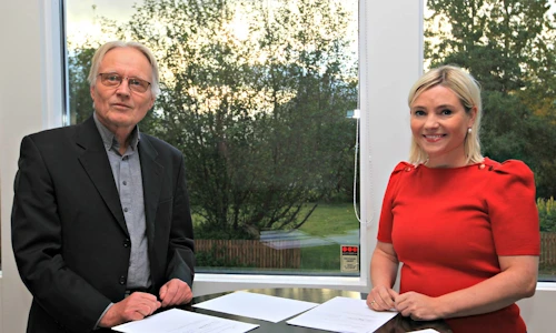 Einar Már Sigurðarson formaður Austurbrúar, sambands sveitarfélaga á Austurlandi, og Lilja Alfreðsdóttir mennta- og menningarmálaráðherra undirrituðu samninginn.    Mynd/Gunnar Gunnarsson