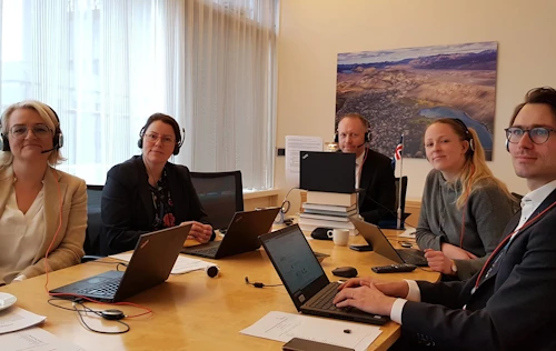 Ráðherra og ráðuneytisstjóri umhverfis- og auðlindaráðuneytis ásamt starfsfólki á fundi umhverfisráðherra ESB og EFTA ríkja.