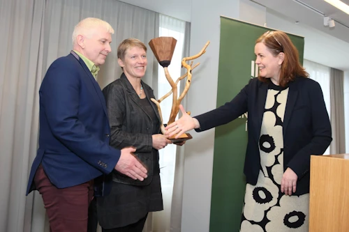 Þorgrímur Einar Guðbjartsson ogHelga Elínborg Guðmundsdóttir á Erpsstöðum í Dalabyggð taka við Landbúnaðarverðlaununum 2023 úr hendi matvælaráðherra. 