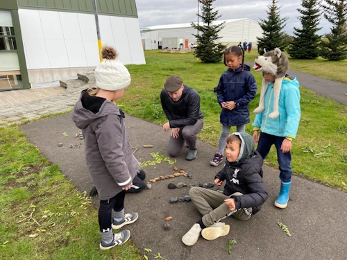 Guðmundur Ingi Guðbrandsson, umhverfis- og auðlindaráðherra, með börnum í Hvolsskóla.