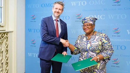 Martin Eyjólfsson, ráðuneytisstjóri utanríkisráðuneytisins, ásamt Okonjo-Iweala, framkvæmdastýru Alþjóðaviðskiptastofnunarinnar.