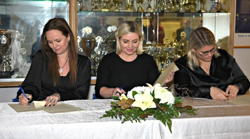 Íris Róbertsdóttir bæjarstjóri Vestmannaeyjabæjar, Lilja Alfreðsdóttir mennta- og menningarmálaráðherra og Hafrún Kristjánsdóttir deildarforseti íþróttafræðideildar Háskólans í Reykjavík undirrita samninginn. 