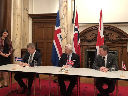 Frá undirritun bráðabirgðafríverslunarsamnings Íslands, Noregs og Bretlands. Stefán Haukur Jóhannesson, sendiherra Íslands í London, undirritaði samninginn fyrir Íslands hönd.