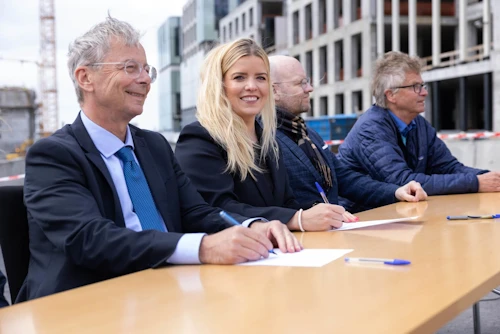 Áslaug Arna Sigurbjörnsdóttir og Jón Atli Benediktsson við undirritun samningsins.