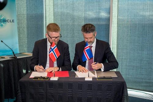 Eivind Vad Petersson og Martin Eyjólfsson undirrita viljayfirlýsinguna.