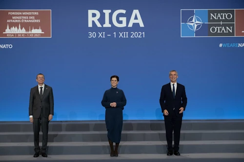 Þórdís Kolbrún ásamt þeim Edgars Rinkēvičs, utanríkisráðherra Lettlands, og Jens Stoltenberg, frkvstj. Atlantshafsbandalagsins