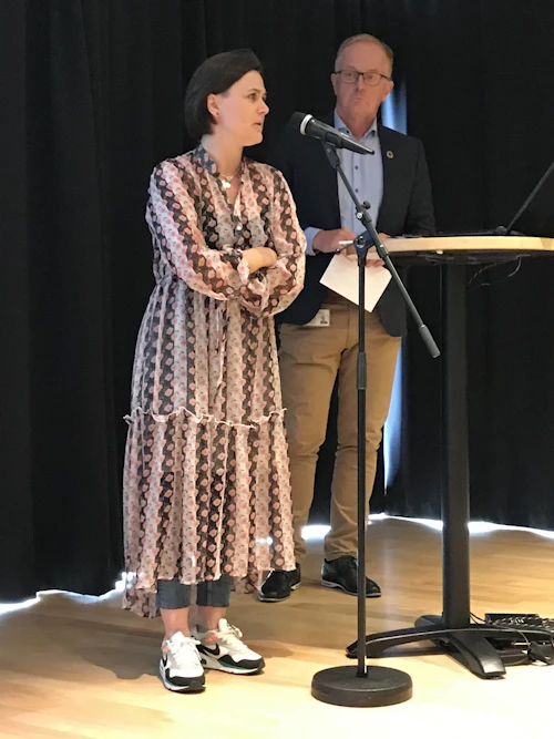 Hilma Hólmfríður Sigurðardóttir, verkefnastjóra fjölmenningarmála í Reykjanesbæ og Kjartan Már Kjartansson, bæjarstjóra Reykjanesbæjar 