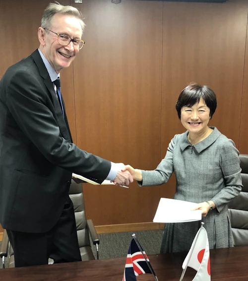Benedikt Ásgeirsson sendiherra og fulltrúi Japans handsala samkomulagið