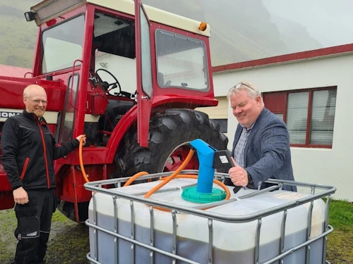 Sigurður Ingi Jóhannsson, samgöngu- og sveitarstjórnarráðherra, dælir lífdísil úr repjuolíu á traktor á bænum Þorvaldseyri.