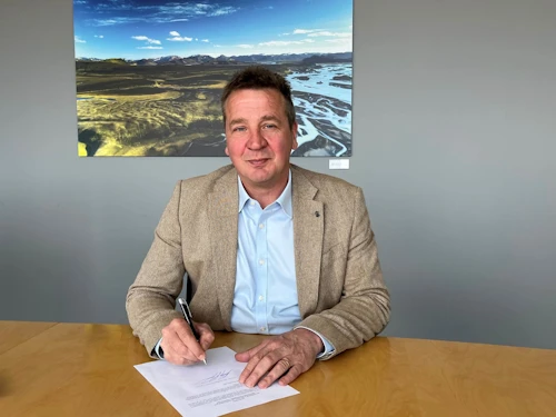 Guðlaugur Þór Þórðarson, umhverfis-, orku- og loftslagsráðherra staðfestir stjórnunar- og verndaráætlun fyrir náttúruvættið Fjaðrárgljúfur í Skaftárhreppi. 