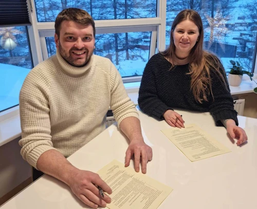 Ásmundur Einar Daðason, mennta- og barnamálaráðherra, og Björt Sigfinnsdóttir, framkvæmdastjóri LungA, undirrita samning á Seyðisfirði