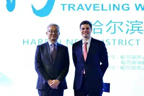 Staðgengill sendiherra í Peking Sveinn K. Einarsson ásamt Lu Yong, framkvæmdastjóra Marel í Kína.