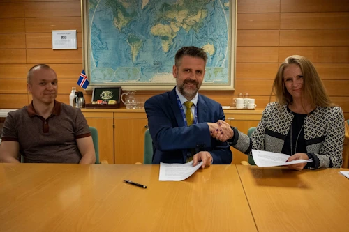 Martin Eyjólfsson ráðuneytisstjóri utanríkisráðuneytisins ásamt Sigurbjörgu Jónsdóttur og Ægi Þór Steinarssyni frá RetinaRisk við undirritun samningsins.