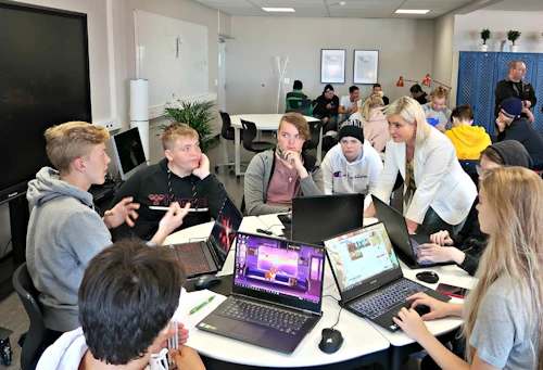 Nemendur í tölvuleikjagerð ræða við Lilju Alfreðsdóttur mennta- og menningarmálaráðherra.