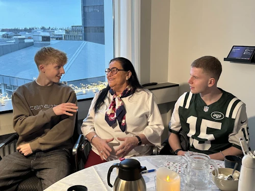 Inga Sæland, félags- og húsnæðismálaráðherra, Sindri Dan Vignisson og Sigurjón Nói Ríkharðsson við undirritun reglugerðarinnar í dag.