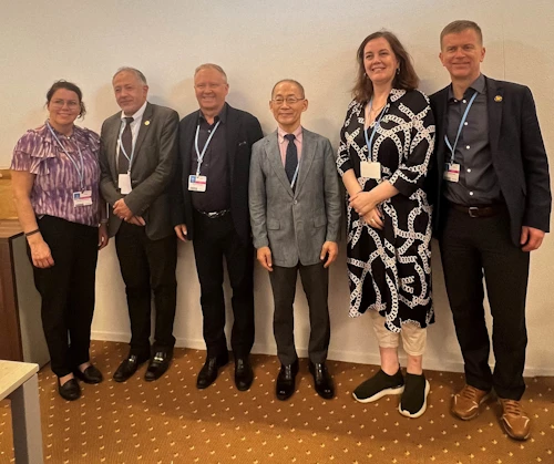 Halla Sigurðardóttir, skrifstofustjóri á skrifstofu loftslagsmála hjá URN. Abdalah Mokssit, ritari Milliríkjanefndar SÞ. Benedikt Höskuldsson, sendifulltrúi UTN. Hoesung Lee, formaður Milliríkjanefndar SÞ. Svandís Svavarsdóttir, matvælaráðherra. Björn Helgi Barkarson, skrifstofustjóri skrifstofu matvæla hjá MAR. 