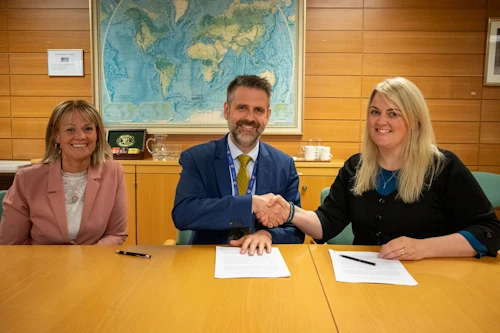 Margrét Lára Fridriksdóttir and Edda Heidrún Geirsdóttir from Össur with Permanent Secretary of State Martin Eyjólfsson (center).