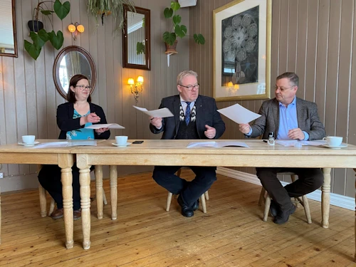 Frá undirritun samkomulagsins í Öldunni á Seyðisfirði. F.v. Jóna Árný Þórðardóttir, framkvæmdastjóri Austurbrúar, Sigurður Ingi Jóhannsson, samgöngu- og sveitarstjórnarráðherra, og Björn Ingimarsson, sveitarstjóri Múlaþings.