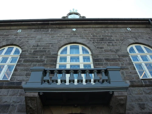  Þann 19. júní árið 1915 hlutu íslenskar konur fjörutíu ára og eldri, kosningarétt til Alþingis.