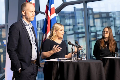 Guðmundur Ingi Guðbrandsson félags- og vinnumarkaðsráðherra, Lilja Dögg Alfreðsdóttir menningar- og viðskiptaráðherra og Katrín Jakobsdóttir forsætisráðherra kynntu tillögur ráðherranefndarinnar í dag. 