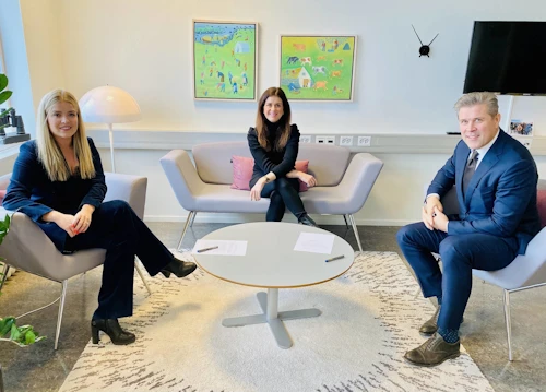 Áslaug Arna Sigurbjörnsdóttir, dómsmálaráðherra, Þórdís Kolbrún Reykfjörð Gylfadóttir, nýsköpunarráðherra og Bjarni Benediktsson, fjármála- og efnahagsráðherra, við undirritun reglugerðanna í dag. 